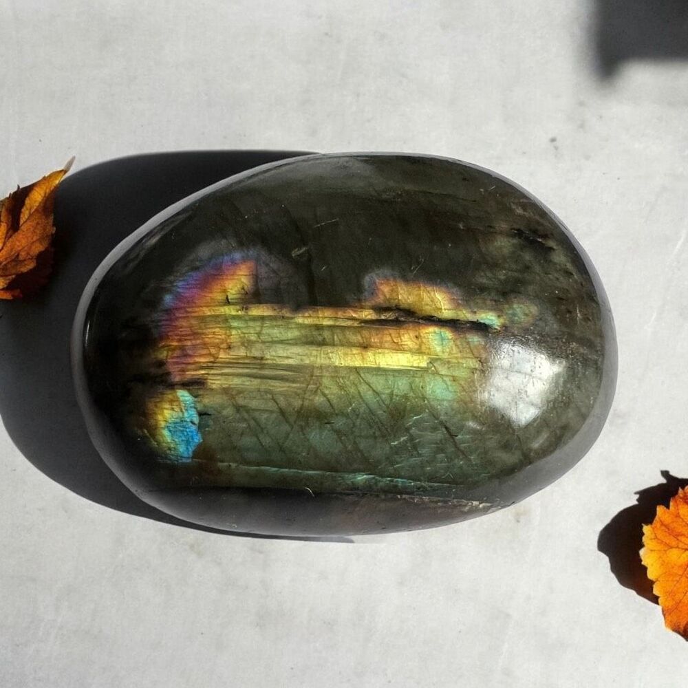 Labradorite‎ Crystal Round Palmstone